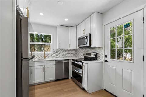 House in Saint Petersburg, Florida 3 bedrooms, 114.73 sq.m. № 2230570 - photo 4