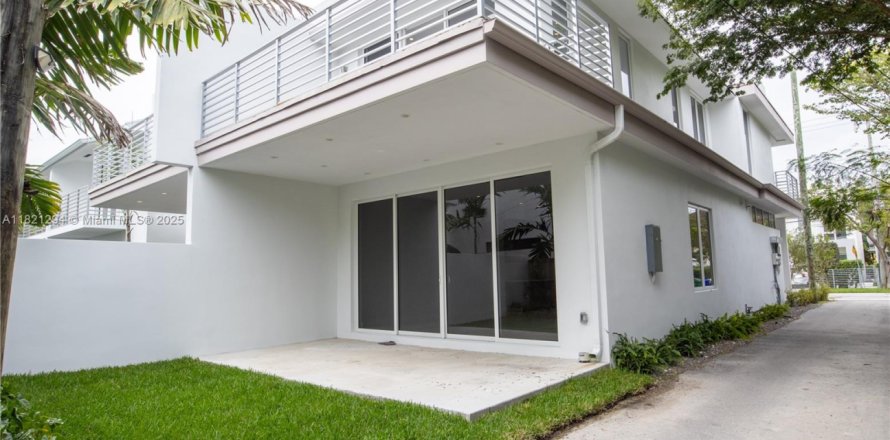 Touwnhouse à Miami, Floride 3 chambres, 331.66 m2 № 1934395