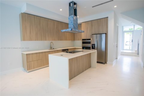 Touwnhouse à vendre à Miami, Floride: 3 chambres, 331.66 m2 № 1934395 - photo 2
