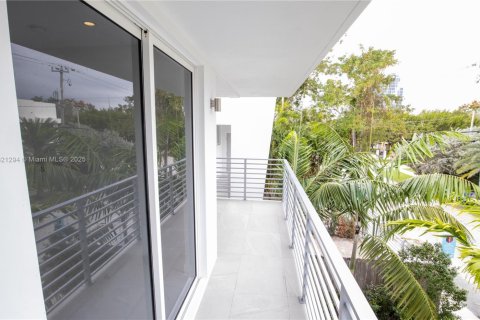 Touwnhouse à vendre à Miami, Floride: 3 chambres, 331.66 m2 № 1934395 - photo 7