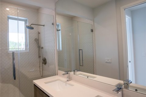Touwnhouse à vendre à Miami, Floride: 3 chambres, 331.66 m2 № 1934395 - photo 9