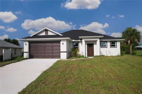 House in Punta Gorda, Florida 4 bedrooms, 185.8 sq.m. № 1840562 - photo 1