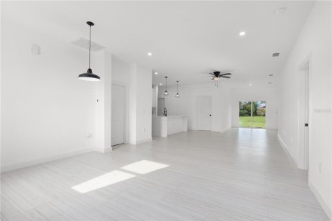 House in Punta Gorda, Florida 4 bedrooms, 185.8 sq.m. № 1840562 - photo 9