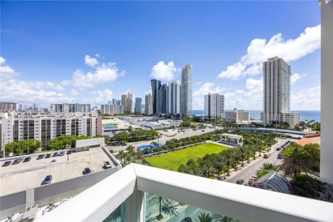 Condo in Sunny Isles Beach, Florida, 3 bedrooms  № 1890767 - photo 1