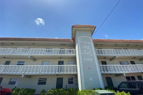 Condo in Fort Lauderdale, Florida, 1 bedroom № 1987606 - photo 1