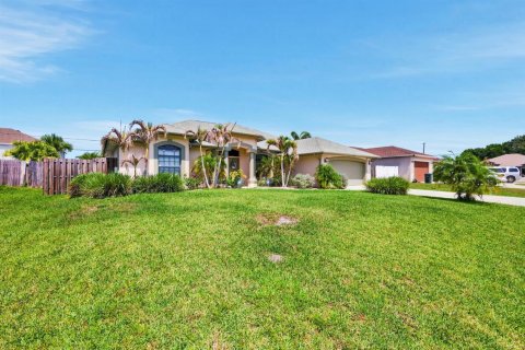 House in Port St. Lucie, Florida 3 bedrooms, 192.87 sq.m. № 2191095 - photo 2