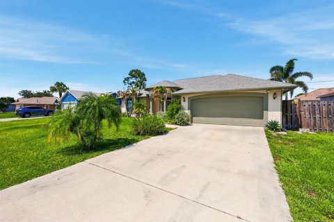 House in Port St. Lucie, Florida 3 bedrooms, 192.87 sq.m. № 2191095 - photo 3