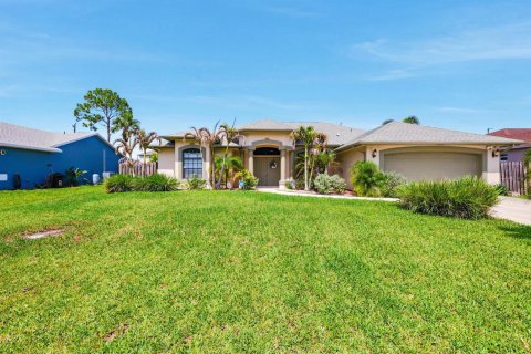 House in Port St. Lucie, Florida 3 bedrooms, 192.87 sq.m. № 2191095