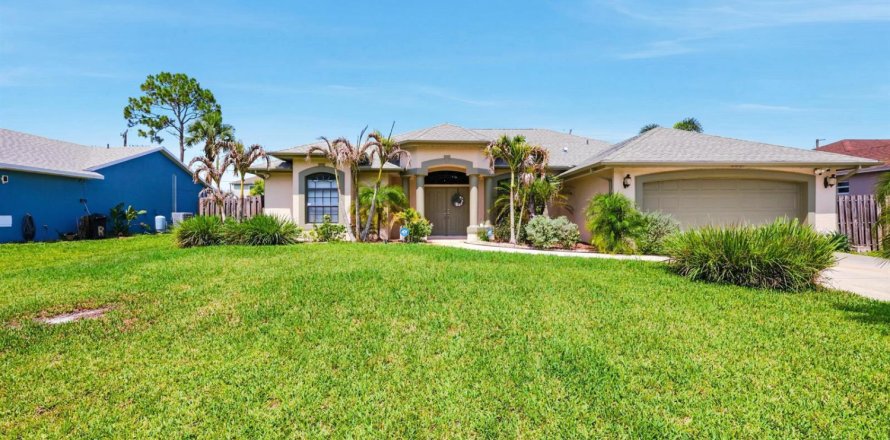 House in Port St. Lucie, Florida 3 bedrooms, 192.87 sq.m. № 2191095