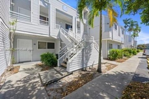 Купить кондоминиум в Окленд-Парк, Флорида 2 спальни, 101.82м2, № 1992937 - фото 1