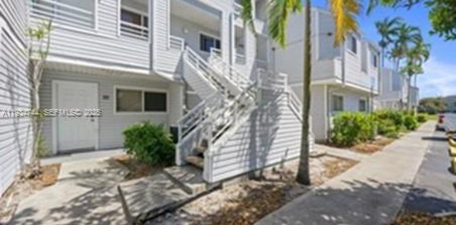 Кондоминиум с 2 спальнями в Окленд-Парк, Флорида № 1992937