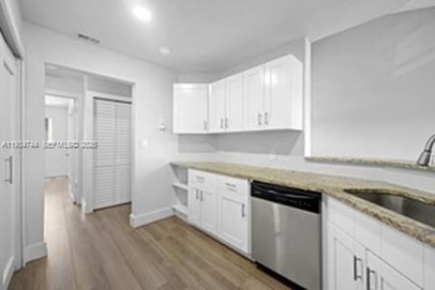 Купить кондоминиум в Окленд-Парк, Флорида 2 спальни, 101.82м2, № 1992937 - фото 5