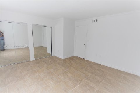 Condo in Oakland Park, Florida, 1 bedroom  № 1966216 - photo 14