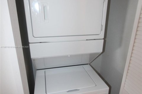 Condo in Oakland Park, Florida, 1 bedroom  № 1966216 - photo 12