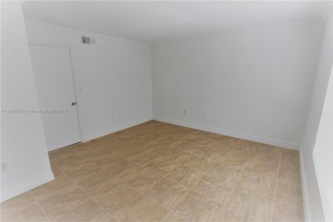 Condo in Oakland Park, Florida, 1 bedroom  № 1966216 - photo 15