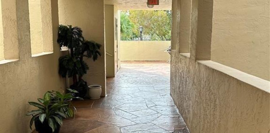 Condo in Tamarac, Florida, 2 bedrooms № 1096536