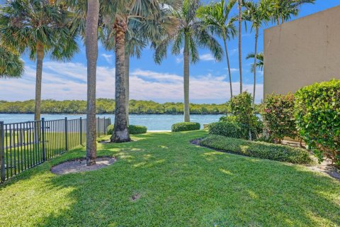 Townhouse in Highland Beach, Florida 3 bedrooms, 269.23 sq.m. № 1224657 - photo 1