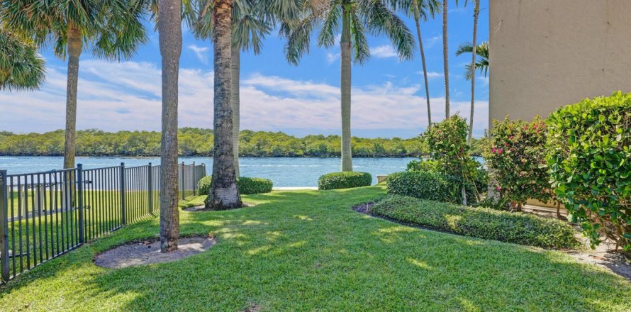 Townhouse in Highland Beach, Florida 3 bedrooms, 269.23 sq.m. № 1224657