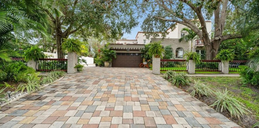 Casa en Saint Petersburg, Florida 4 dormitorios, 334.36 m2 № 1521012