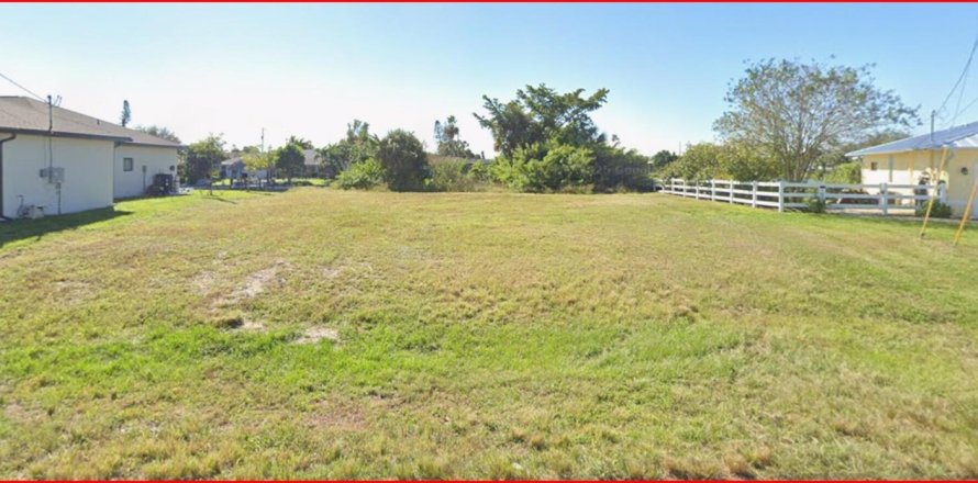 Commercial property in Cape Coral, Florida № 2252230