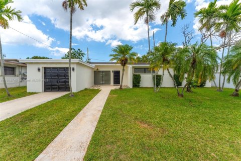 House in Miami, Florida 3 bedrooms, 126.44 sq.m. № 1745916 - photo 1