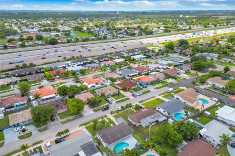 House in Miami, Florida 3 bedrooms, 126.44 sq.m. № 1745916 - photo 29