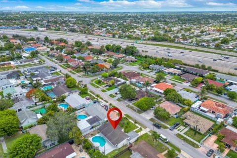 House in Miami, Florida 3 bedrooms, 126.44 sq.m. № 1745916 - photo 30