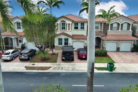 Casa en alquiler en Doral, Florida, 4 dormitorios, 208.94 m2 № 1993743 - foto 2