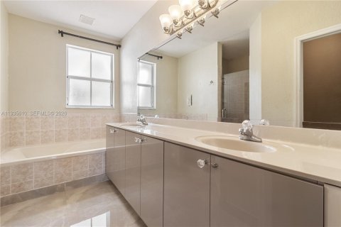 Villa ou maison à louer à Doral, Floride: 4 chambres, 208.94 m2 № 1993743 - photo 28