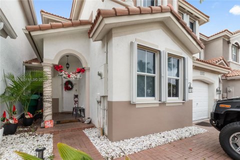 Casa en alquiler en Doral, Florida, 4 dormitorios, 208.94 m2 № 1993743 - foto 1