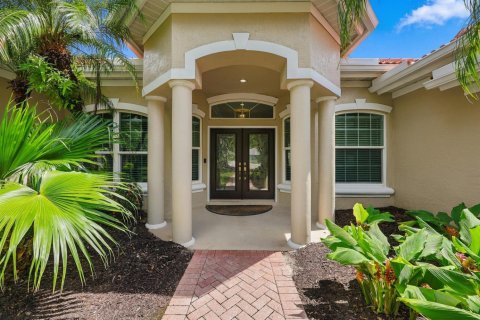 House in Port St. Lucie, Florida 3 bedrooms, 227.15 sq.m. № 2421120 - photo 5