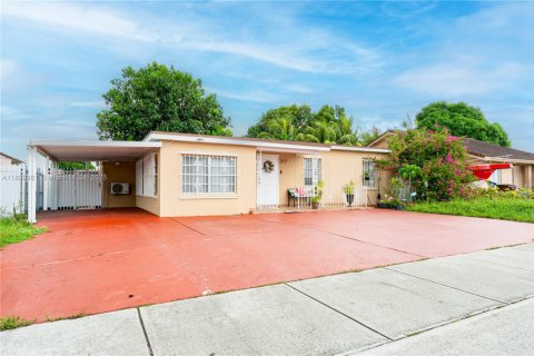 House in Hialeah, Florida 3 bedrooms, 132.29 sq.m. № 1944244 - photo 1