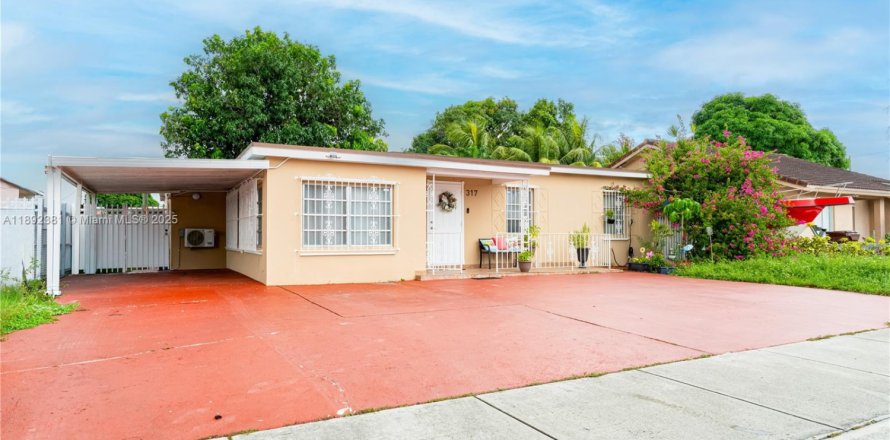 House in Hialeah, Florida 3 bedrooms, 132.29 sq.m. № 1944244