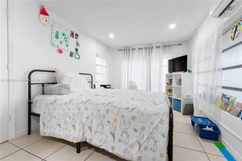 House in Hialeah, Florida 3 bedrooms, 132.29 sq.m. № 1944244 - photo 12