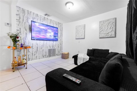 House in Hialeah, Florida 3 bedrooms, 132.29 sq.m. № 1944244 - photo 19