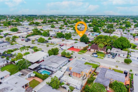 House in Hialeah, Florida 3 bedrooms, 132.29 sq.m. № 1944244 - photo 4
