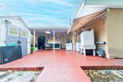 House in Hialeah, Florida 3 bedrooms, 132.29 sq.m. № 1944244 - photo 6