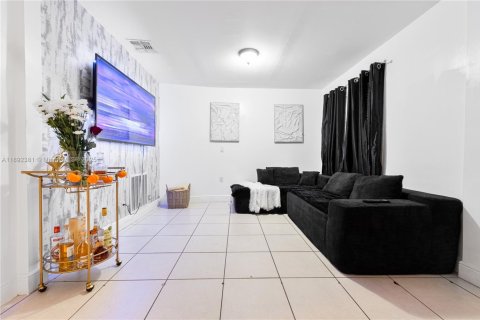 House in Hialeah, Florida 3 bedrooms, 132.29 sq.m. № 1944244 - photo 18