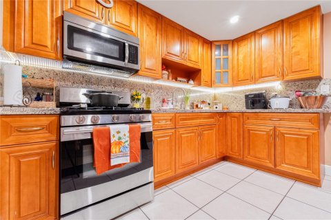 House in Hialeah, Florida 3 bedrooms, 132.29 sq.m. № 1944244 - photo 8