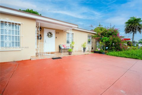 House in Hialeah, Florida 3 bedrooms, 132.29 sq.m. № 1944244 - photo 2