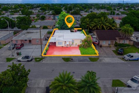 House in Hialeah, Florida 3 bedrooms, 132.29 sq.m. № 1944244 - photo 3