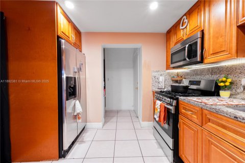 House in Hialeah, Florida 3 bedrooms, 132.29 sq.m. № 1944244 - photo 9