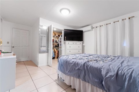 House in Hialeah, Florida 3 bedrooms, 132.29 sq.m. № 1944244 - photo 17