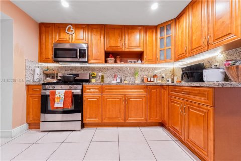 House in Hialeah, Florida 3 bedrooms, 132.29 sq.m. № 1944244 - photo 7