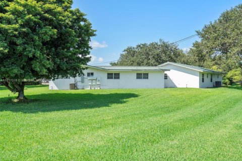House in Southwest Ranches, Florida 7 bedrooms, 512.36 sq.m. № 1753496 - photo 3