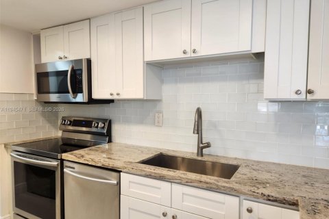 Condo in Coral Gables, Florida, 2 bedrooms  № 2091190 - photo 28