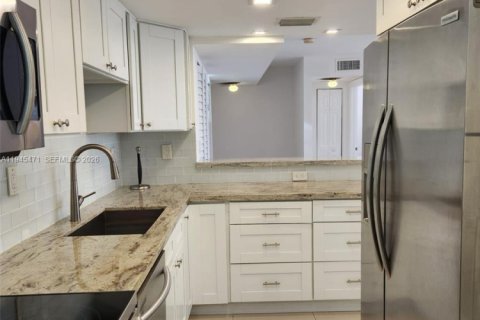Condo in Coral Gables, Florida, 2 bedrooms  № 2091190 - photo 17