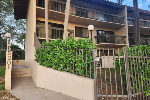 Condo in Coral Gables, Florida, 2 bedrooms  № 2091190 - photo 2