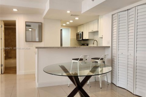 Condo in Coral Gables, Florida, 2 bedrooms  № 2091190 - photo 20