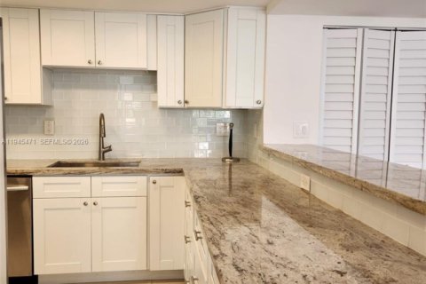 Condo in Coral Gables, Florida, 2 bedrooms  № 2091190 - photo 29